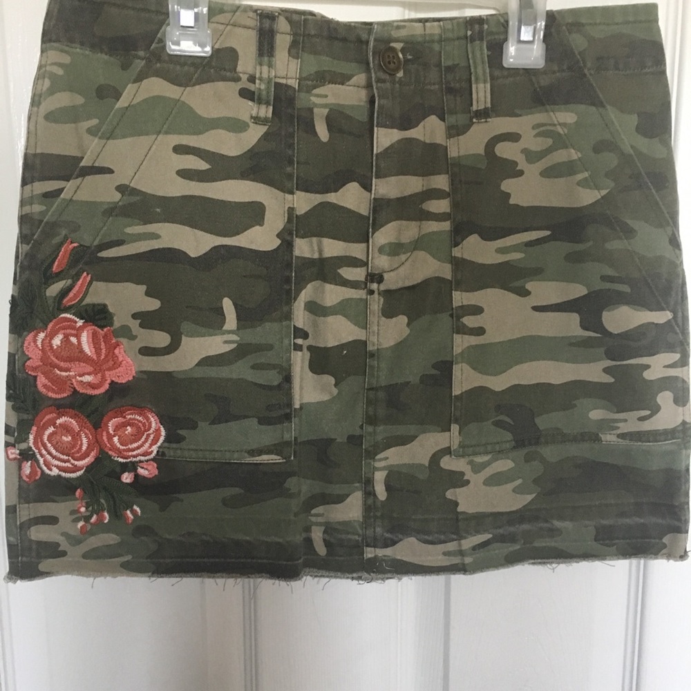 Sanctuary Camo skirt with rose embroidery